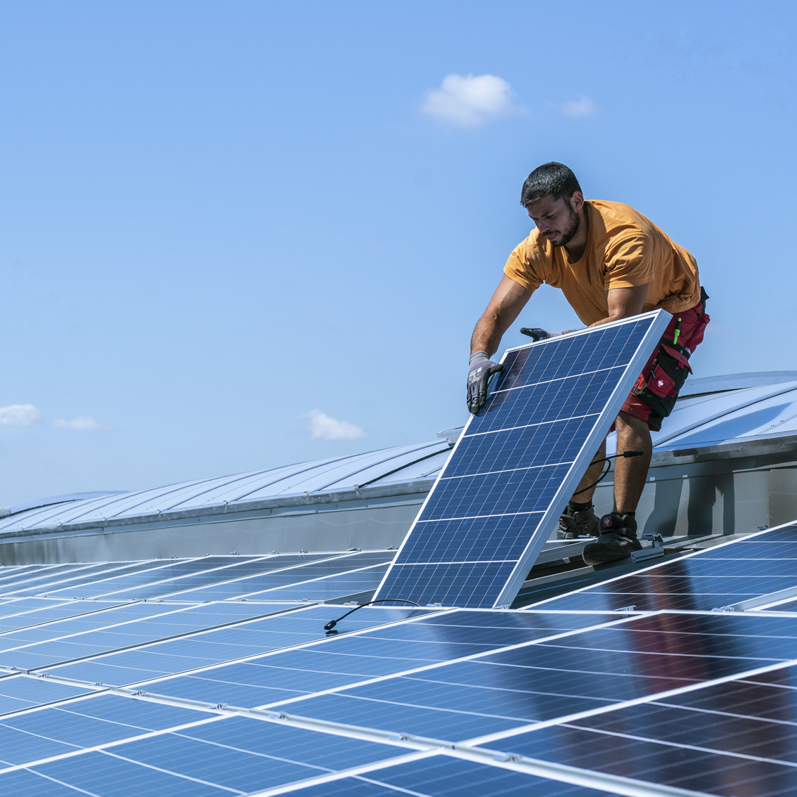 Ein Arbeiter montiert ein Solarpanel